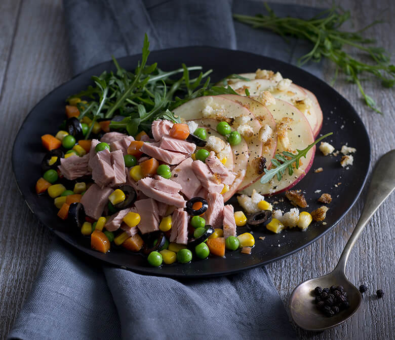 Салат Insalatissime с кукурузой и тунцом, рукколой, яблоками и сухарями Салат Insalatissime с кукурузой и тунцом, рукколой, яблоками и сухарями