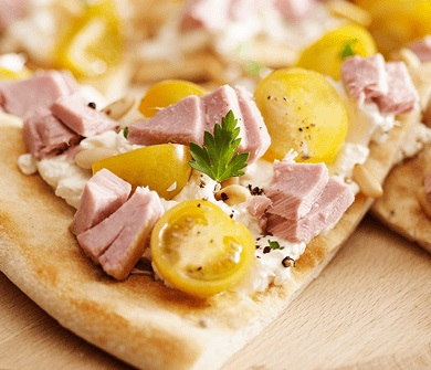 Фокачча с тунцом, помидором и сыром Фокачча с тунцом, помидором и сыром