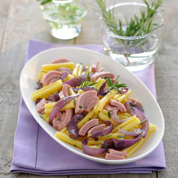 Паста с тунцом, красным луком и розмарином Паста с тунцом, красным луком и розмарином