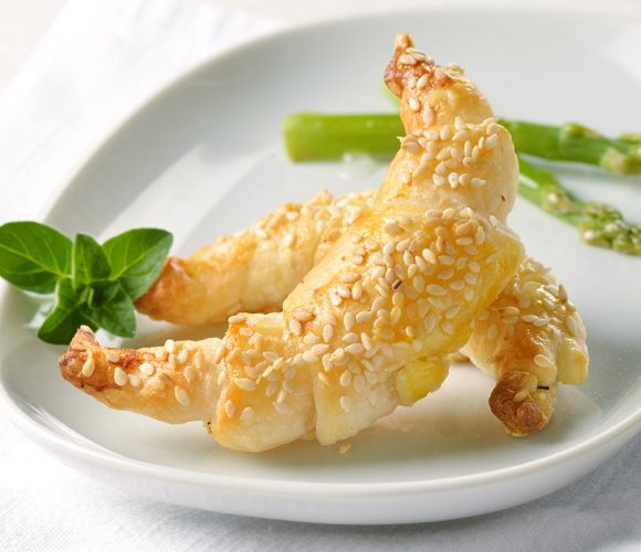 Соленые круассаны с тунцом и спаржей