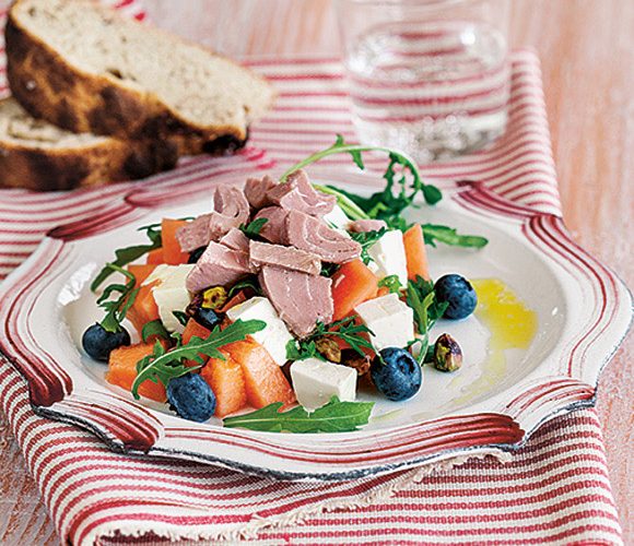Салат из рукколы, дыни, тунца, сыра фета и черники Салат из рукколы, дыни, тунца, сыра фета и черники