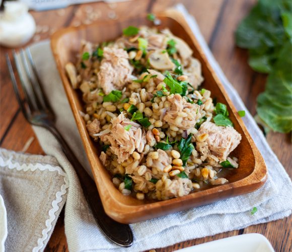 Ячменное ризотто с мангольдом, тунцом и грибами Ячменное ризотто с мангольдом, тунцом и грибами